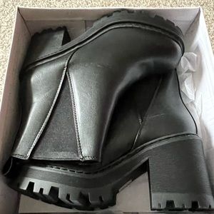 Pretty Little Thing Chunky Chelsea boots (wide fit)